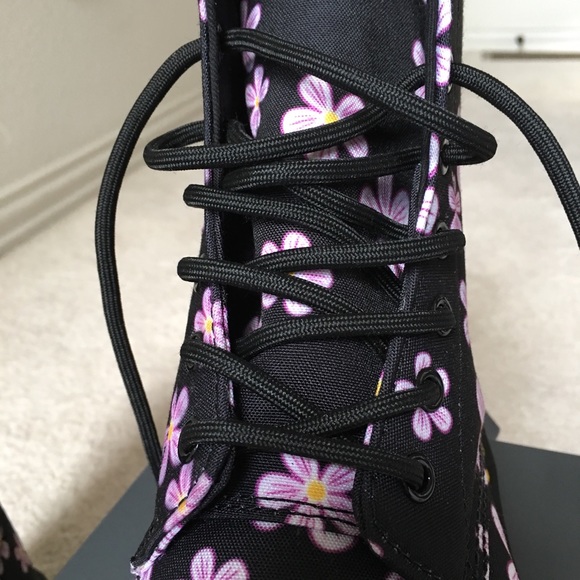 DR. MARTENS AIR WAIR BLACK MEADOW FLOWER BOOTS🌸 - Picture 6 of 8